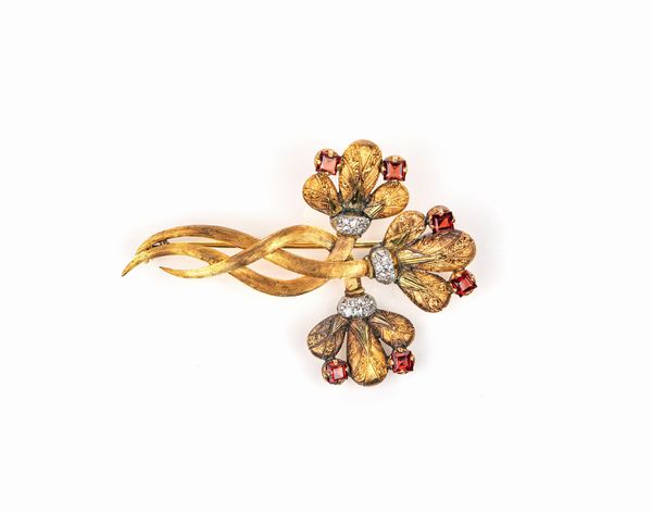 Cazzaniga, spilla in oro diamanti e granati  - Asta Asta Gioielli e Orologi - Associazione Nazionale - Case d'Asta italiane