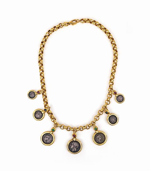 Collana in oro, monete, zaffiri, smeraldi e rubini cabochon e brillanti  - Asta Asta Gioielli e Orologi - Associazione Nazionale - Case d'Asta italiane