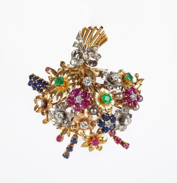Spilla mazzo di fiori in oro, zaffiri, rubini, smeraldi e brillanti  - Asta Asta Gioielli e Orologi - Associazione Nazionale - Case d'Asta italiane