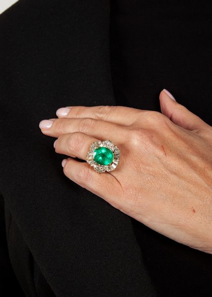 Anello in oro, brillanti e smeraldi  - Asta Asta Gioielli e Orologi - Associazione Nazionale - Case d'Asta italiane