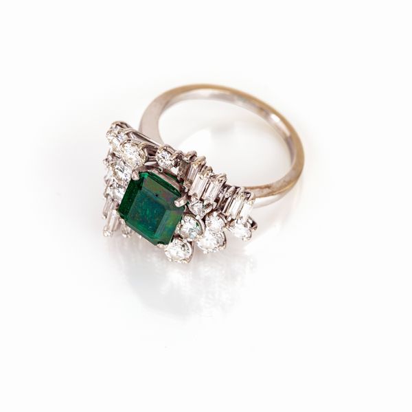 Anello in oro, smeraldo e brillanti  - Asta Asta Gioielli e Orologi - Associazione Nazionale - Case d'Asta italiane