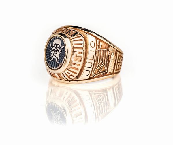 Anello in oro college americano  - Asta Asta Gioielli e Orologi - Associazione Nazionale - Case d'Asta italiane