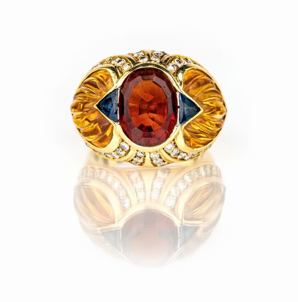 Anello in oro, granato, topazi, zaffiri e brillanti  - Asta Asta Gioielli e Orologi - Associazione Nazionale - Case d'Asta italiane