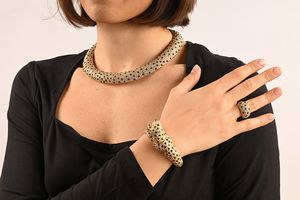 Parure a soggetto animalier di girocollo, bracciale ed anello in oro, brillanti ed onice  - Asta Asta Gioielli e Orologi - Associazione Nazionale - Case d'Asta italiane