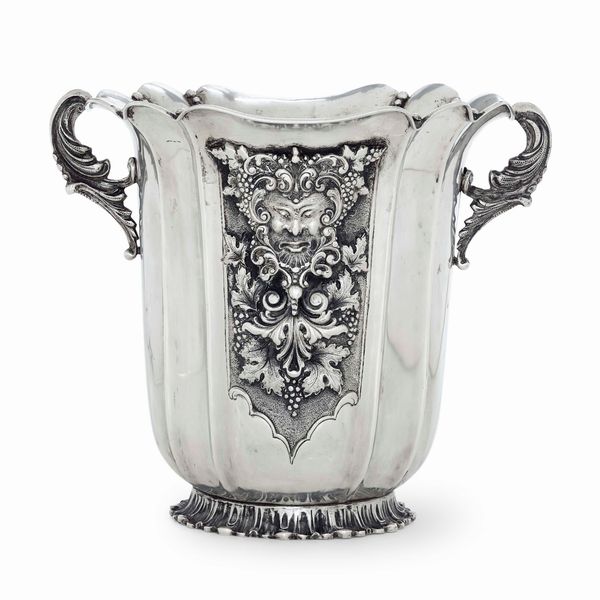 Portabottiglie biansato. Argenteria artistica milanese del XX secolo  - Asta L'Art de la Table - Associazione Nazionale - Case d'Asta italiane