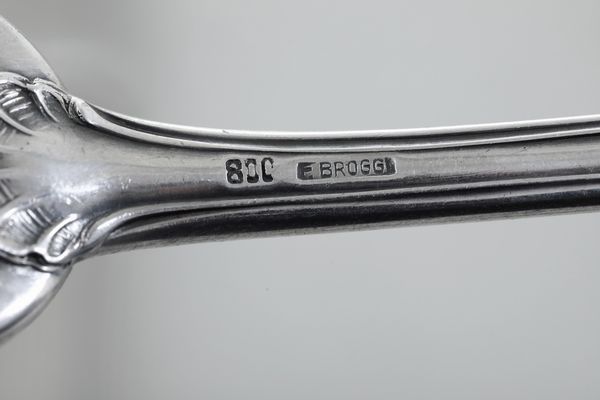 Importante servizio di posate. Argenteria milanese del XX secolo. Argentiere Broggi  - Asta L'Art de la Table - Associazione Nazionale - Case d'Asta italiane