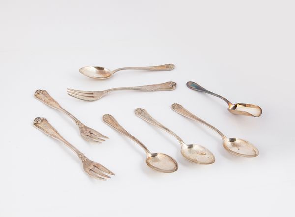 Quattro cucchiai da te, tre forchette da dolce e una paletta da zucchero in argento  - Asta Argenti Antichi e da Collezione - Associazione Nazionale - Case d'Asta italiane