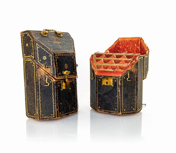 Coppia di antichi cofanetti porta posate rivestiti in pelle con impressioni dorate  - Asta Argenti Antichi e da Collezione - Associazione Nazionale - Case d'Asta italiane