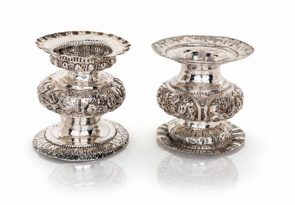 Due antichi vasi in argento sbalzato, Venezia, seconda met del XVIII secolo  - Asta Argenti Antichi e da Collezione - Associazione Nazionale - Case d'Asta italiane