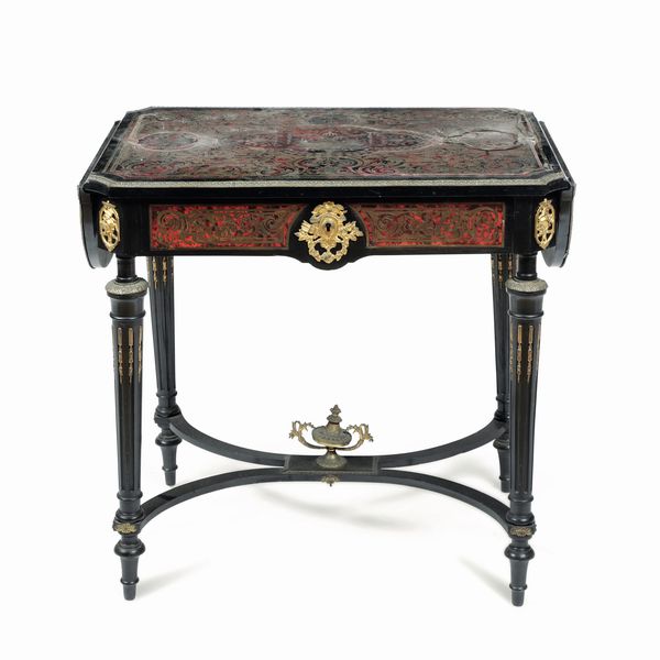 Tavolino ad alette in legno ebanizzato e decoro in bronzo e metallo dorato stile Boulle, Francia XIX secolo  - Asta Dimore Italiane - Associazione Nazionale - Case d'Asta italiane