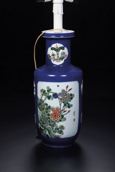 Vaso in porcellana, Famiglia Verde, con soggetti naturalistici entro riserve su fondo blu poudr, Cina, Dinastia Qing, epoca Guangxu (1875-1908)<BR>  - Asta Dimore Italiane - Associazione Nazionale - Case d'Asta italiane