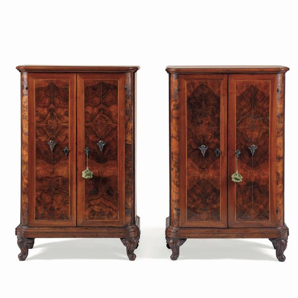 Coppia di credenze in noce a due ante lastronate in radica. Veneto XVIII secolo  - Asta Dimore Italiane - Associazione Nazionale - Case d'Asta italiane