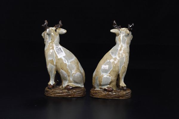 Coppia di cerbiatti in smalto monocromo nei toni del bruno, Cina, Dinastia Qing, epoca Qianlong (1736-1796)<BR>  - Asta Dimore Italiane - Associazione Nazionale - Case d'Asta italiane