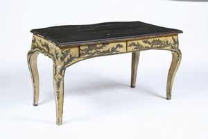 Scrivania a due cassetti in legno dipinto. XVIII secolo  - Asta Dimore Italiane - Associazione Nazionale - Case d'Asta italiane