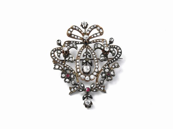 Pendente spilla liberty in oro a basso titolo e argento con diamanti e rubini sintetici  - Asta Gioielli e Orologi - Associazione Nazionale - Case d'Asta italiane