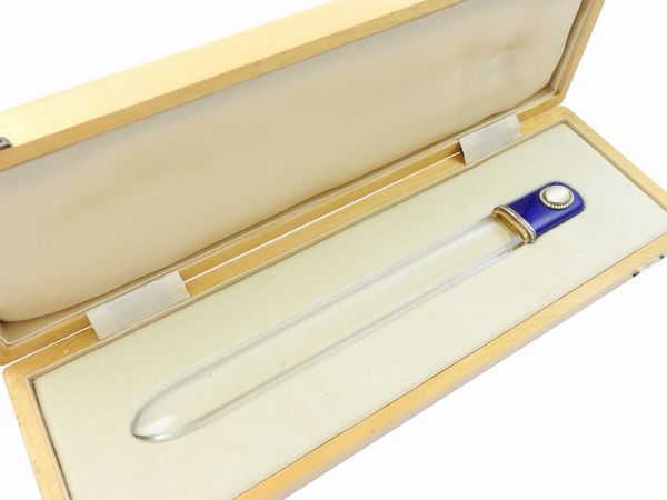 Tagliacarte in cristallo di rocca, oro giallo, argento, diamanti, pietra di luna e smalto blu  - Asta Gioielli e Orologi - Associazione Nazionale - Case d'Asta italiane