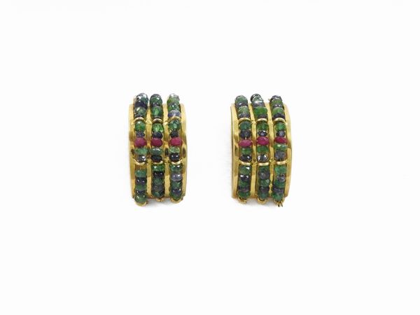 Orecchini in oro giallo con rubini, zaffiri e smeraldi  - Asta Gioielli e Orologi - Associazione Nazionale - Case d'Asta italiane