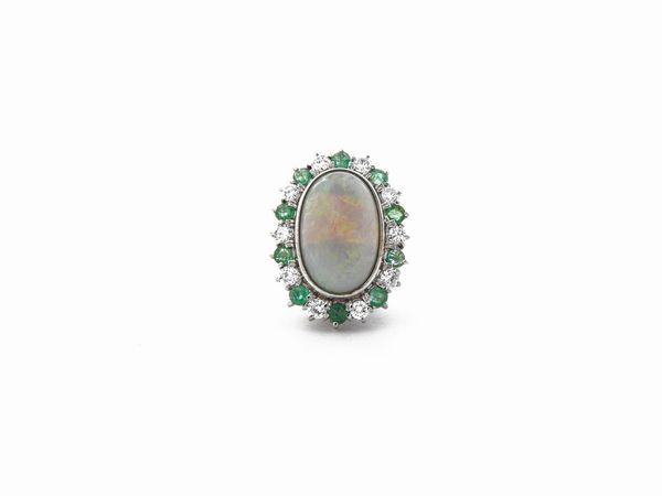 Anello in oro bianco con diamanti, smeraldi ed opale nobile bianco  - Asta Gioielli e Orologi - Associazione Nazionale - Case d'Asta italiane