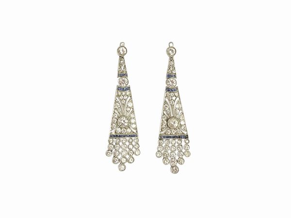 Orecchini pendenti dec in platino con diamanti e zaffiri  - Asta Gioielli e Orologi - Associazione Nazionale - Case d'Asta italiane