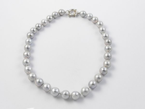 Filo di perle grigie coltivate di acqua dolce con fermezza in argento  - Asta Gioielli e Orologi - Associazione Nazionale - Case d'Asta italiane