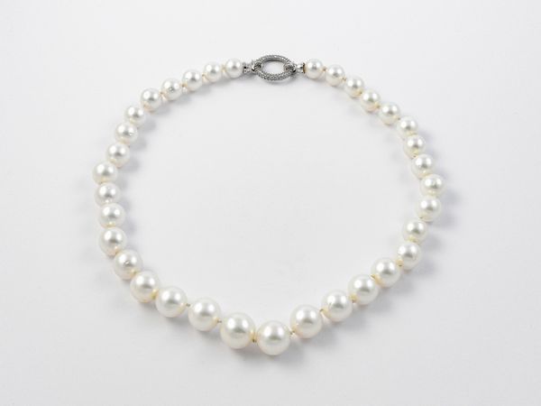 Filo a scalare di perle South Sea bianche con fermezza in oro bianco e diamanti  - Asta Gioielli e Orologi - Associazione Nazionale - Case d'Asta italiane