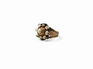 Tre anelli in oro a basso titolo e argento con perle e paste vitree colorate  - Asta Gioielli e Orologi - Associazione Nazionale - Case d'Asta italiane