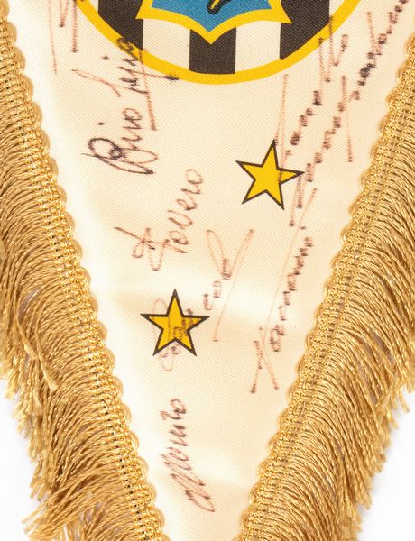 Calcio, Italia, JUVENTUS F.C. 1985 gagliardetto con autografi  - Asta Antique Toys & Sports Memorabilia - Associazione Nazionale - Case d'Asta italiane