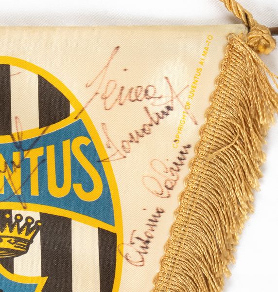 Calcio, Italia, JUVENTUS F.C. 1985 gagliardetto con autografi  - Asta Antique Toys & Sports Memorabilia - Associazione Nazionale - Case d'Asta italiane