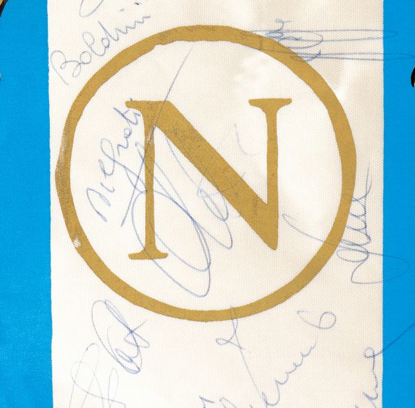 Calcio, Italia, Napoli gagliardetto anni '80 con autografi  - Asta Antique Toys & Sports Memorabilia - Associazione Nazionale - Case d'Asta italiane