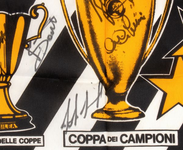Calcio, Italia, JUVENTUS F.C. bandiera con autografi  - Asta Antique Toys & Sports Memorabilia - Associazione Nazionale - Case d'Asta italiane