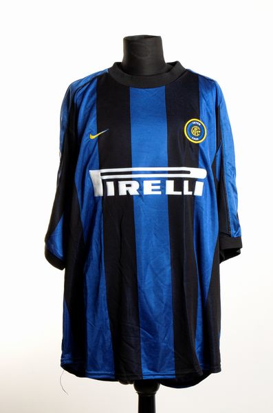 Calcio, Italia, FC INTER, maglia autografa Vieri  - Asta Antique Toys & Sports Memorabilia - Associazione Nazionale - Case d'Asta italiane