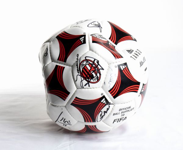 Calcio, Italia, pallone cuoio autografato AC MILAN  - Asta Antique Toys & Sports Memorabilia - Associazione Nazionale - Case d'Asta italiane