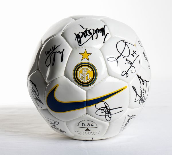 Calcio, Italia, pallone autografato FC INTER  - Asta Antique Toys & Sports Memorabilia - Associazione Nazionale - Case d'Asta italiane
