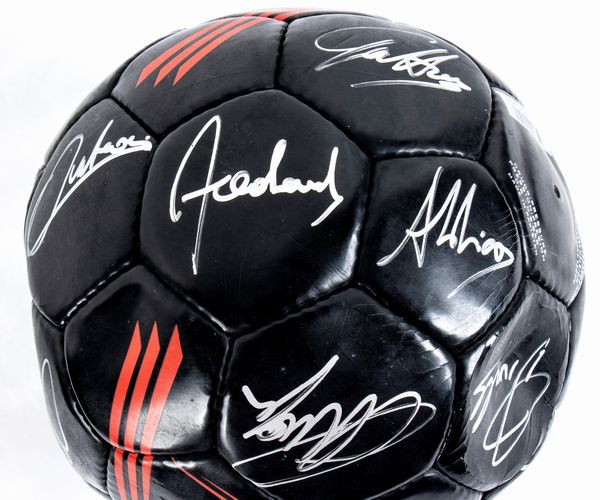 Calcio, Italia, pallone con autografi AC MILAN, anni 2000  - Asta Antique Toys & Sports Memorabilia - Associazione Nazionale - Case d'Asta italiane