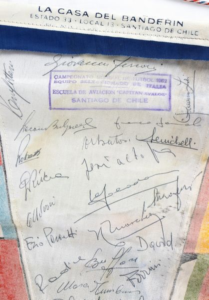 Calcio, Italia, mondiali CILE 1962 gagliardetto autografato  - Asta Antique Toys & Sports Memorabilia - Associazione Nazionale - Case d'Asta italiane