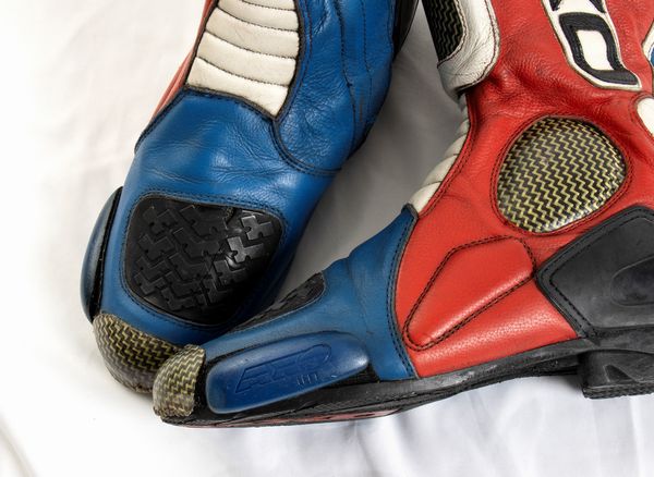 Motociclismo, Loris Capirossi , tuta da gara e casco autografati  - Asta Antique Toys & Sports Memorabilia - Associazione Nazionale - Case d'Asta italiane