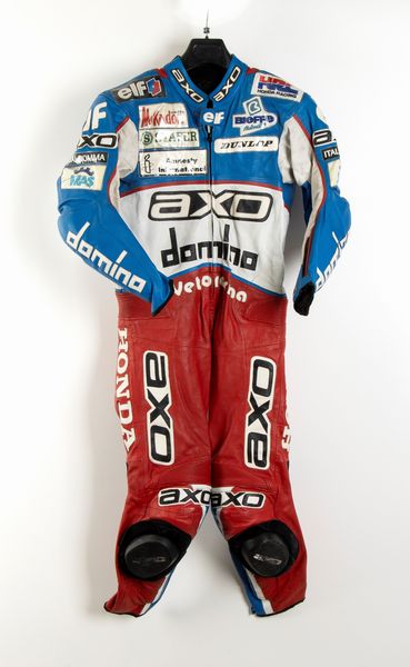 Motociclismo, Loris Capirossi , tuta da gara e casco autografati  - Asta Antique Toys & Sports Memorabilia - Associazione Nazionale - Case d'Asta italiane