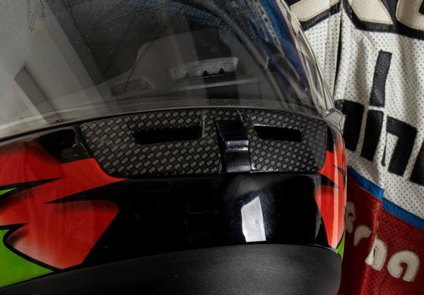 Motociclismo, Loris Capirossi , tuta da gara e casco autografati  - Asta Antique Toys & Sports Memorabilia - Associazione Nazionale - Case d'Asta italiane