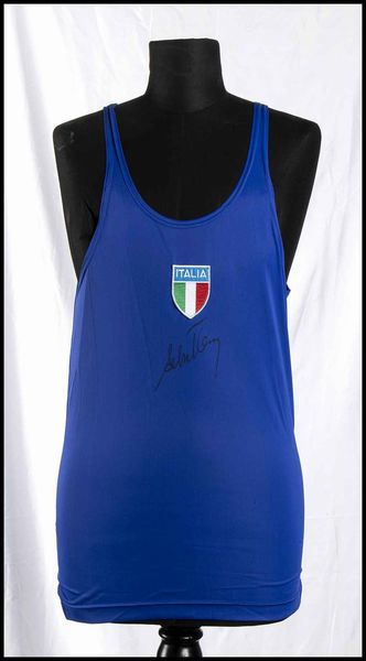 Cova, Alberto  (Inverigo, 1 dicembre 1958) : Atletica, Italia, Alberto Cova canottiera autografata  - Asta Antique Toys & Sports Memorabilia - Associazione Nazionale - Case d'Asta italiane