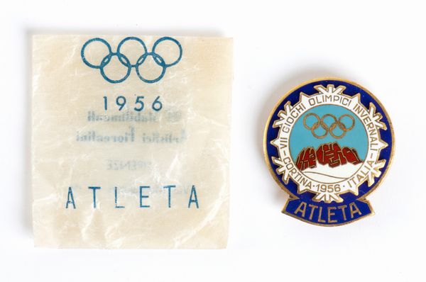 Olimpiadi, Cortina 1956, distintivo ATLETA  - Asta Antique Toys & Sports Memorabilia - Associazione Nazionale - Case d'Asta italiane