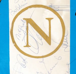 Calcio, Italia, Napoli gagliardetto anni '80 con autografi  - Asta Antique Toys & Sports Memorabilia - Associazione Nazionale - Case d'Asta italiane