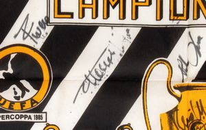 Calcio, Italia, JUVENTUS F.C. bandiera con autografi  - Asta Antique Toys & Sports Memorabilia - Associazione Nazionale - Case d'Asta italiane