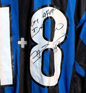 Calcio, Italia, FC INTER, maglia autografata Zamorano  - Asta Antique Toys & Sports Memorabilia - Associazione Nazionale - Case d'Asta italiane