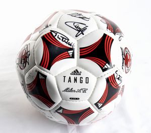 Calcio, Italia, pallone cuoio autografato AC MILAN  - Asta Antique Toys & Sports Memorabilia - Associazione Nazionale - Case d'Asta italiane