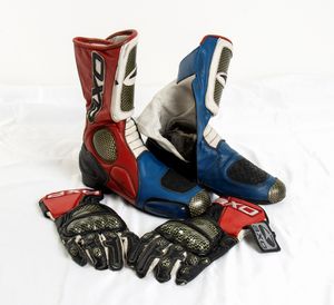 Motociclismo, Loris Capirossi , tuta da gara e casco autografati  - Asta Antique Toys & Sports Memorabilia - Associazione Nazionale - Case d'Asta italiane