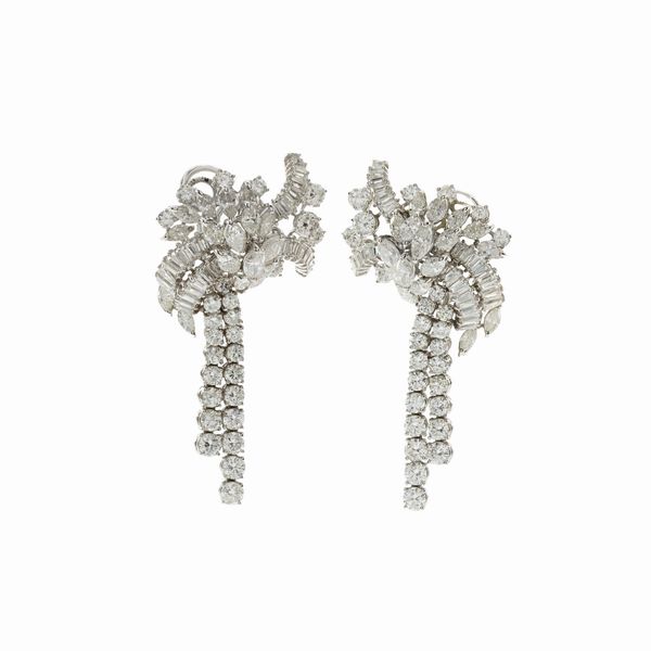 Orecchini pendenti in oro bianco 18kt e diamanti  - Asta Gioielli Orologi | Fashion Vintage - Associazione Nazionale - Case d'Asta italiane