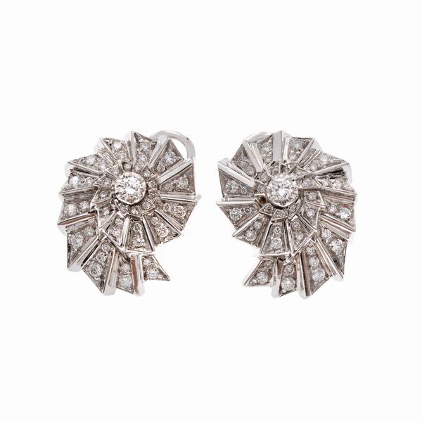 Orecchini a lobo in oro bianco 18kt e diamanti  - Asta Gioielli Orologi | Fashion Vintage - Associazione Nazionale - Case d'Asta italiane