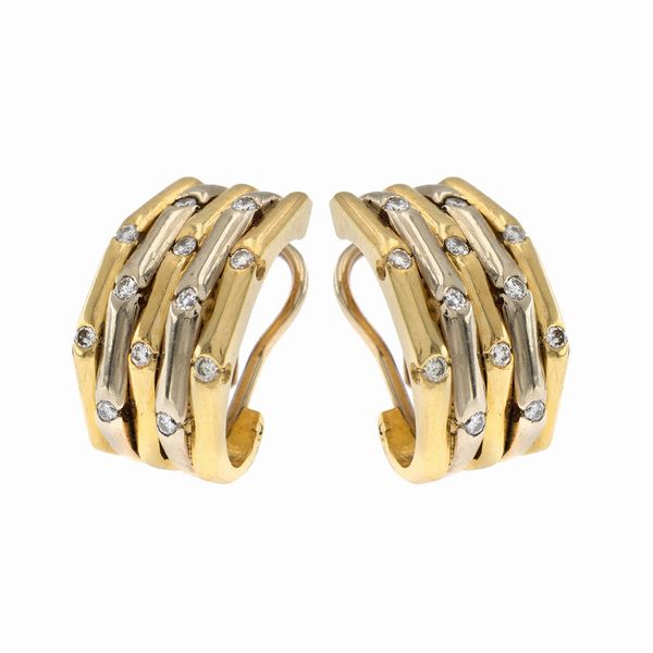 Orecchini a lobo in oro giallo e bianco 18kt  - Asta Gioielli Orologi | Fashion Vintage - Associazione Nazionale - Case d'Asta italiane