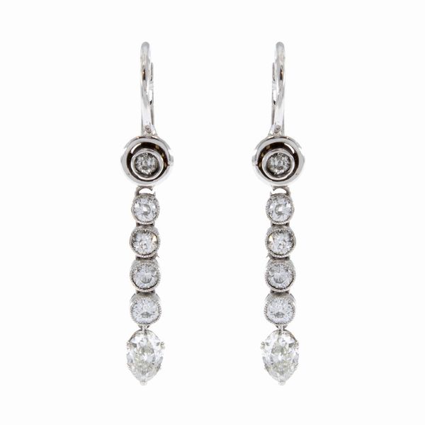 Orecchini pendenti in oro bianco 18kt e diamanti  - Asta Gioielli Orologi | Fashion Vintage - Associazione Nazionale - Case d'Asta italiane