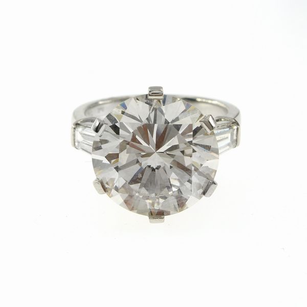 Bulgari anello in platino con diamante ct 8,12  - Asta Gioielli Orologi | Fashion Vintage - Associazione Nazionale - Case d'Asta italiane